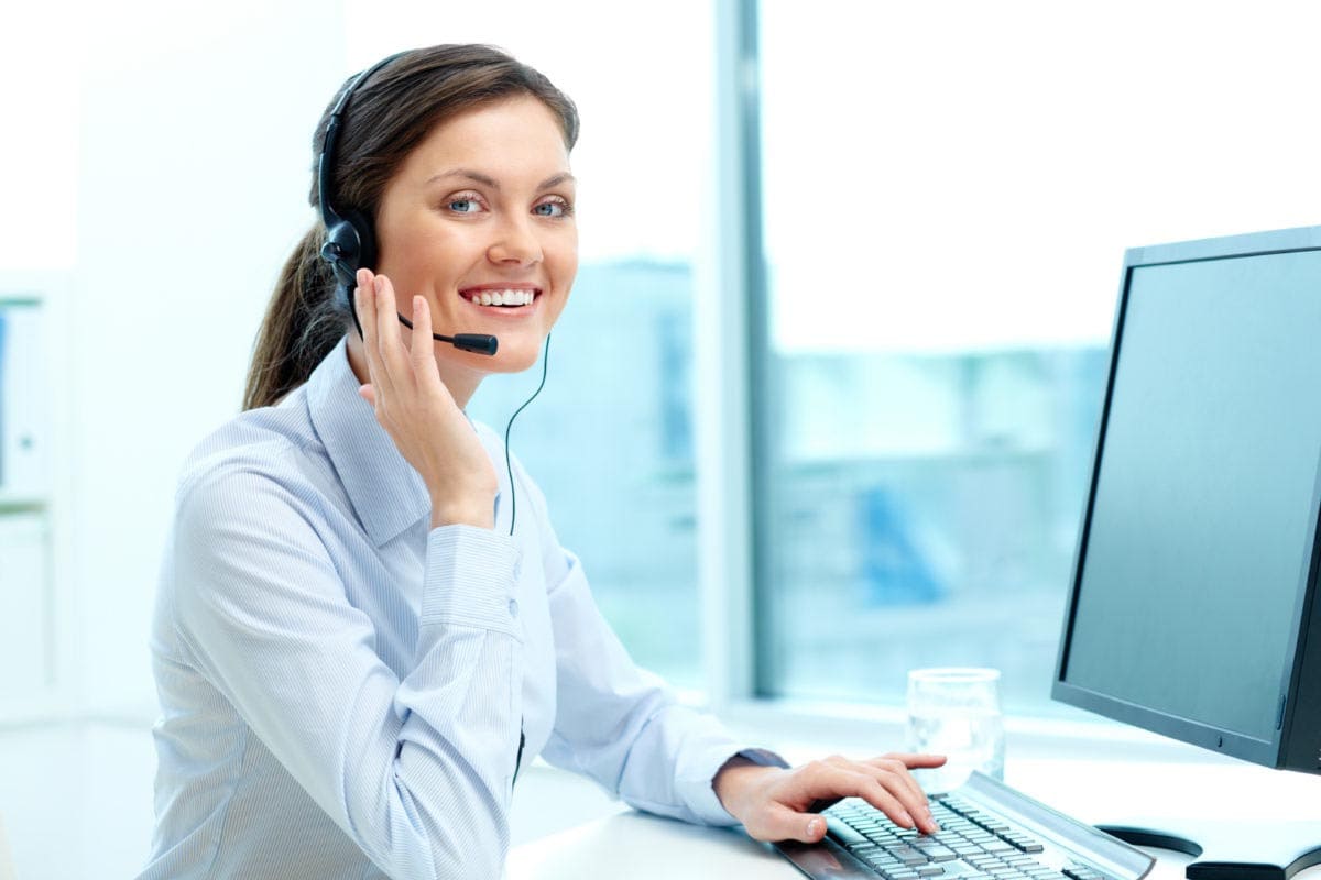 Frau im Callcenter